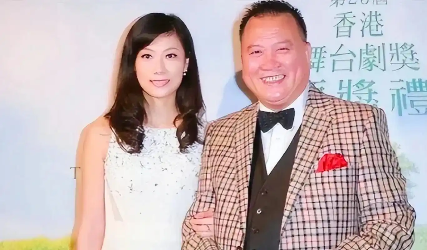 万梓良和老婆合体,妻子青春靓丽不输女星,她头发稀疏老成爷爷辈