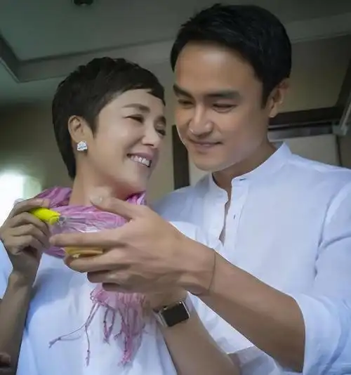 演员明道是台湾偶像剧演员,拍摄《青苹果乐园》后逐渐打开了知名度,在