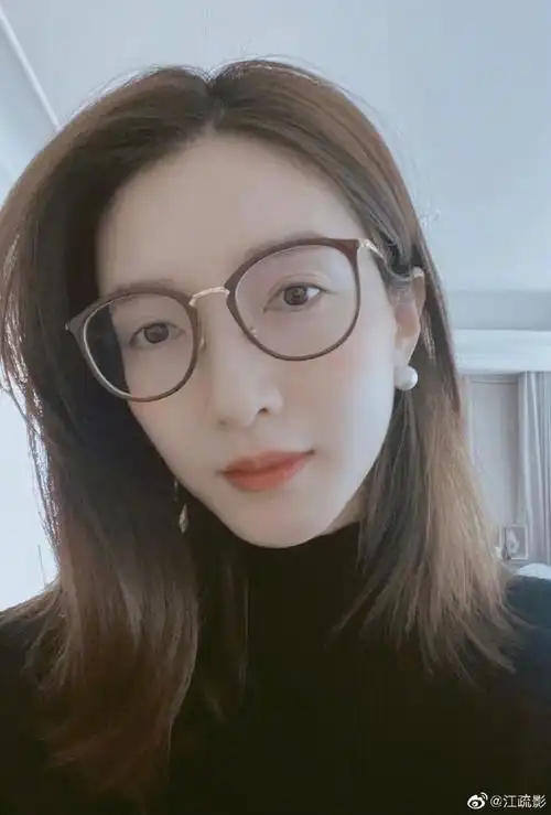 3月29日,江疏影在微博晒出18宫格照片,祝粉丝9周岁生日快乐,心意满满