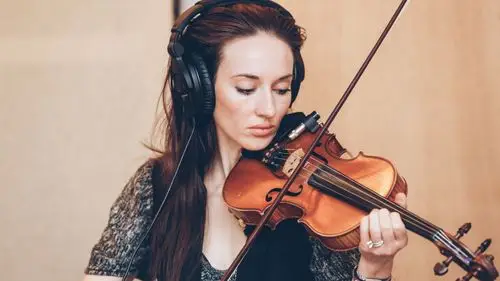 壁纸 一名女子演奏小提琴,音乐,耳机 3840x2160 uhd 4k 高清壁纸