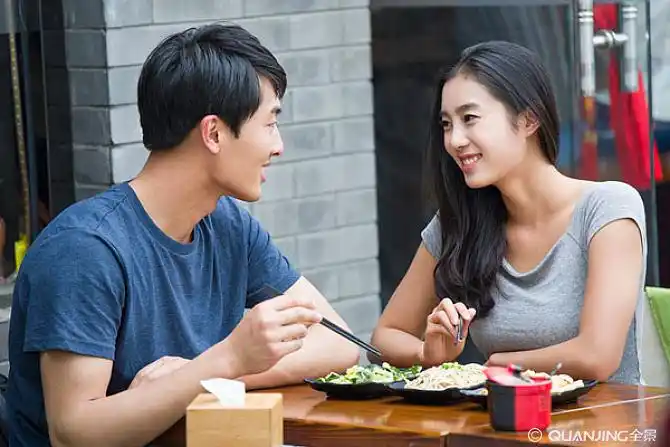 年轻情侣一起吃午餐