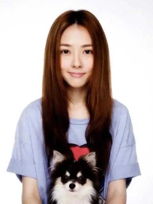 郭碧婷旧照曝光,照片中的郭碧婷留着短发,身穿衬衫,青涩稚嫩,无滤镜下