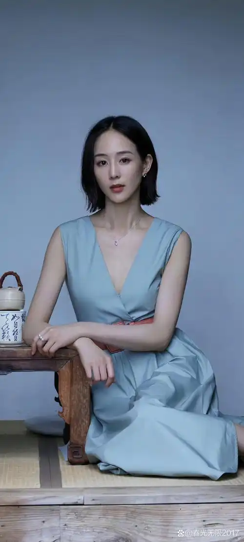 张钧甯优雅如兰,静坐时光里.