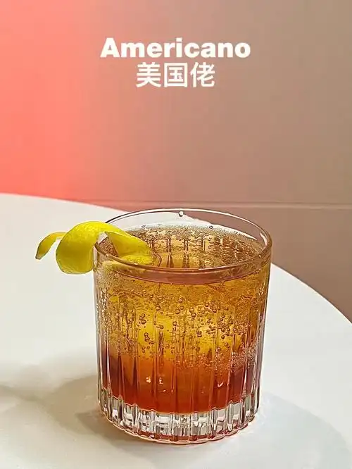 真的对饮酒文化有比较深的影响他常点的马天尼(shaken not stirred )