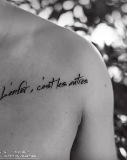 字母纹身图片_胸部几何纹身图案