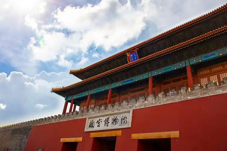 红色故宫博物馆中国传统建筑红墙绿瓦背景图片