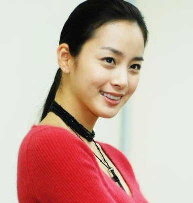 金泰熙饰演韩友莉,邰美萝的女儿,泰华的亲妹妹,静书的法定姐妹,经济学