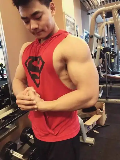 从瘦小子到筋肉男,这个健身教练厉害了!