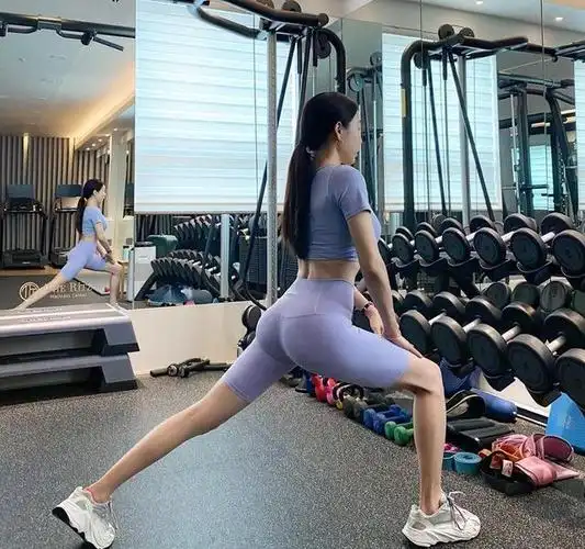 健身15年的冻龄辣妈背影似妙龄少女