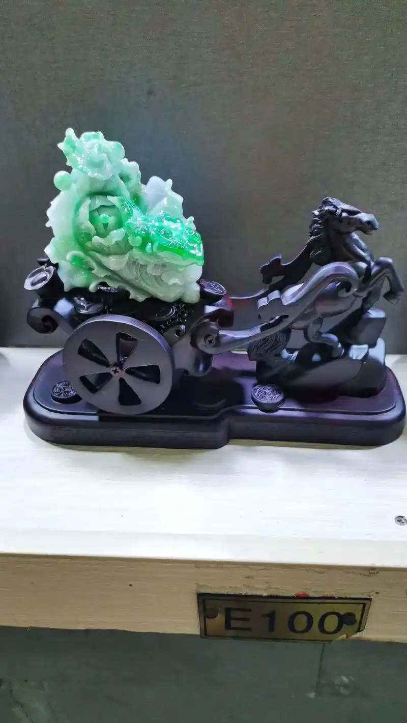 翡翠摆件.99色辣辣的春彩马上发财,种水一流,肉质细腻,雕工 - 抖音