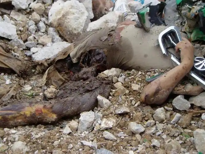 汶川大地震被禁图片!(胆小者最好别看)