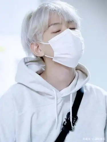 伯贤白发造型,换上新发色睡眼惺忪的样子,无辜又可爱!