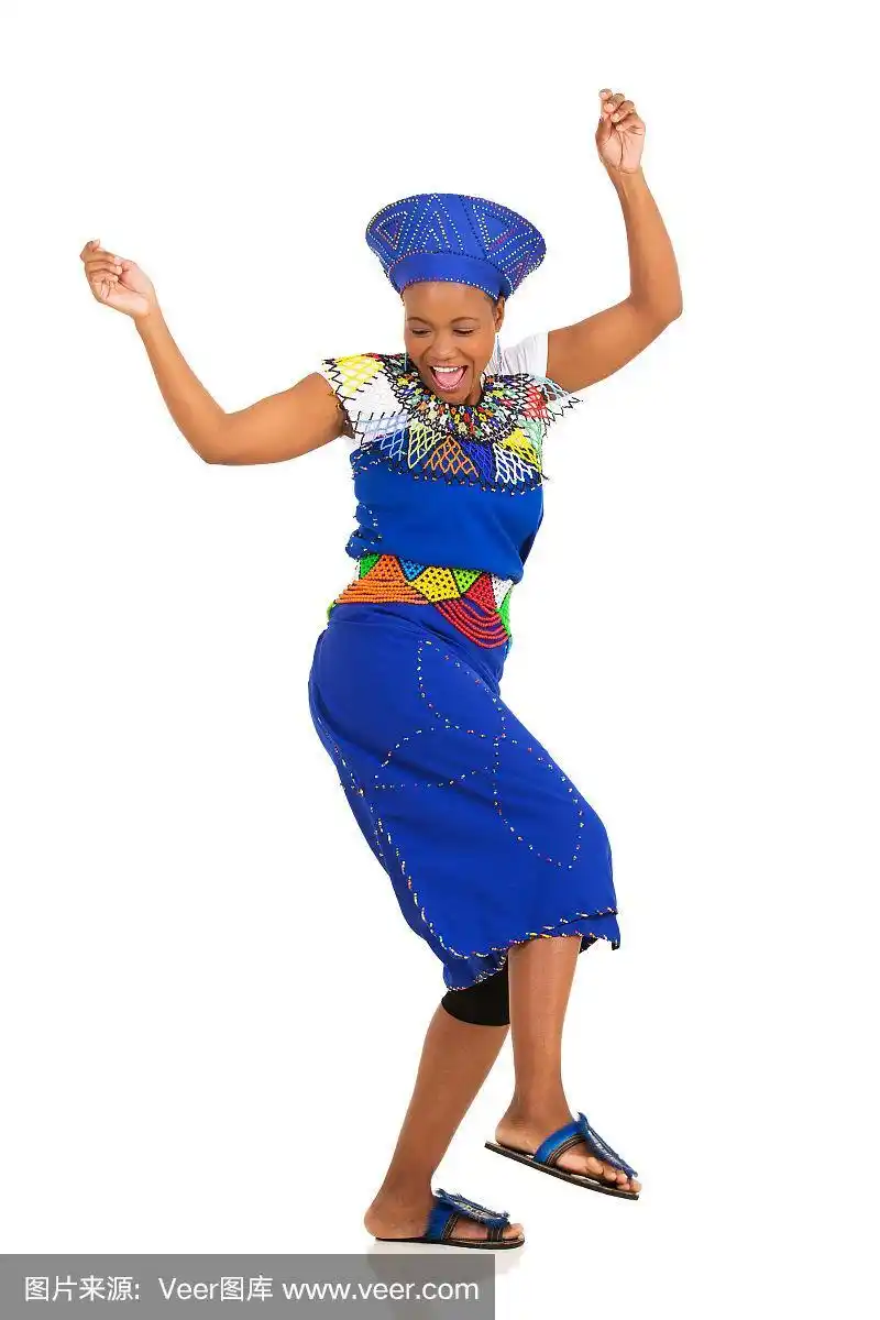 穿着传统服装跳舞的非洲妇女