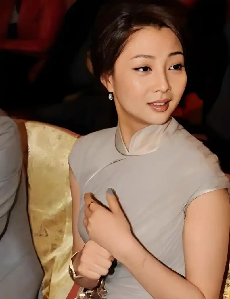 孙东海丝毫没有留情,对殷桃道:"我的事还轮不到你这个戏子来管.