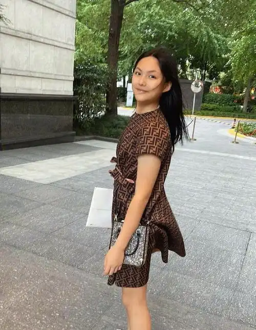 王诗龄穿百褶裙秀腿,黑长直发型有气质