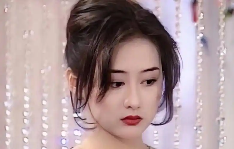 陈德容:从裙子到黑丝,再到旗袍,你们更爱哪个时期的我?