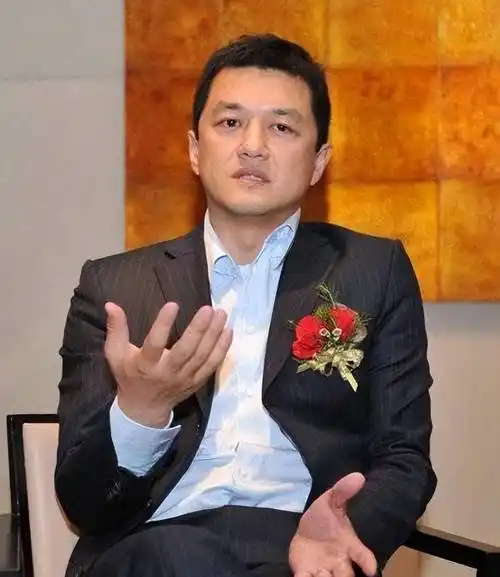 李亚鹏老婆晒全家福,回应李亚鹏四千万欠债,与后妈相处像姐妹