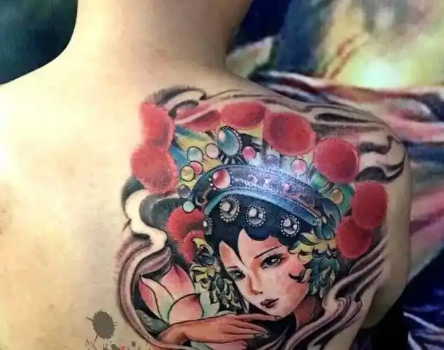 迷人的背部花旦纹身