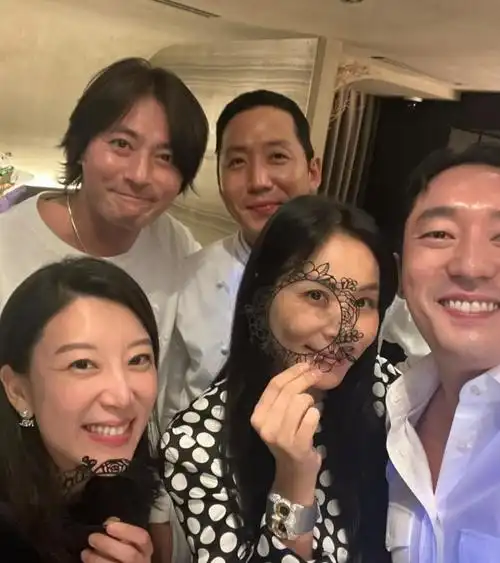高小英与张东健生日派对上展现幸福状态,粉丝祝福洋溢着屏幕,羡慕指数