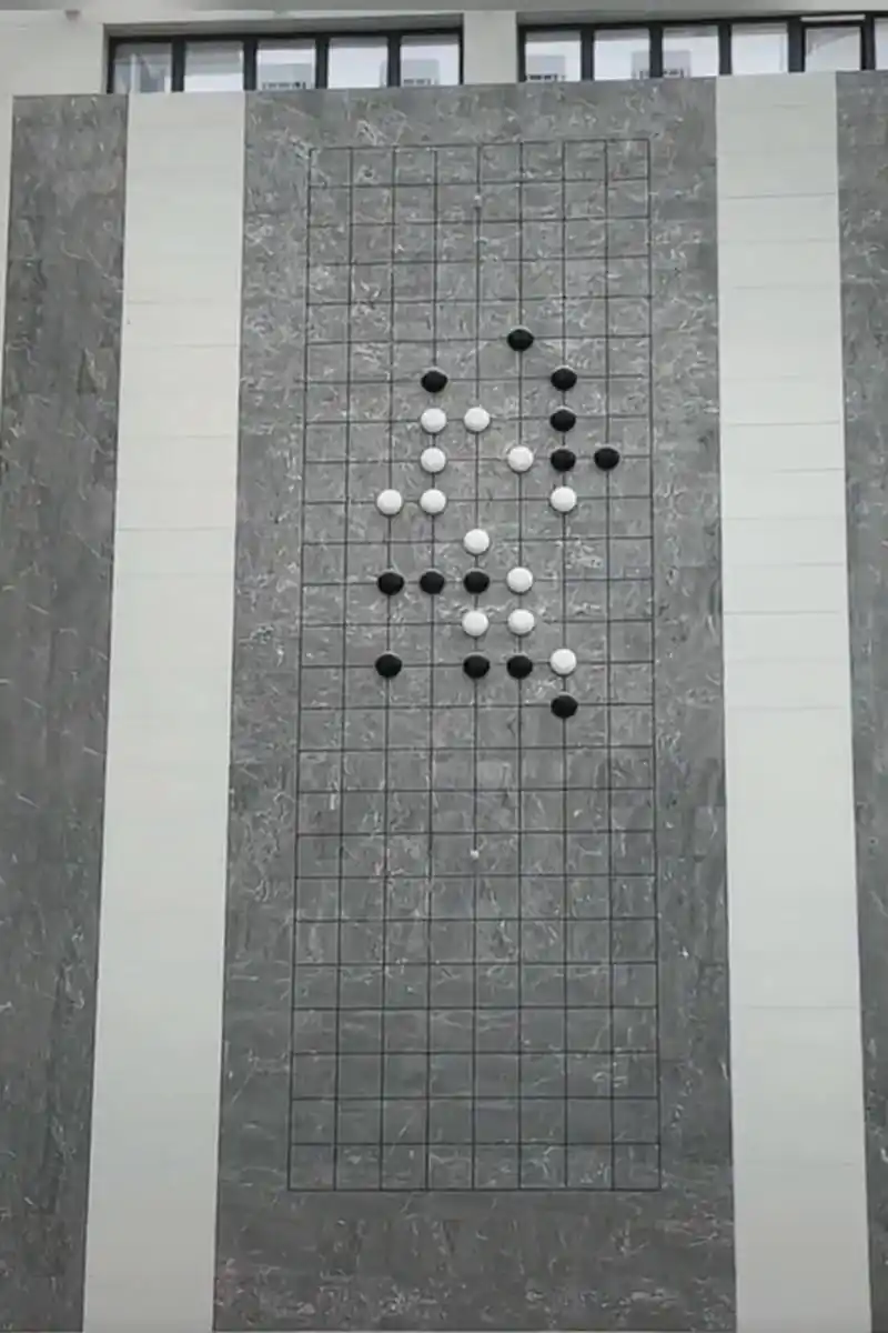 医院的迎门墙上贴了这盘没有下完的棋,什么讲究?