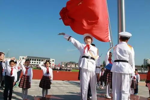 升旗仪式是庄严的时刻,盐城市第二小学每一周都会举行隆重的升旗仪式