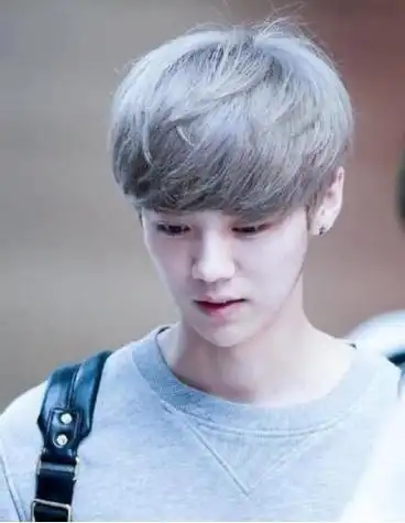 而且鹿晗的皮肤特别亮白,比起胡歌版本的奶奶灰,鹿晗