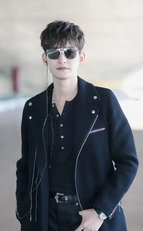 张翰俊朗帅气机场照图片