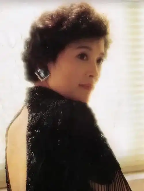 回顾老戏骨宋春丽:为事业放弃生育,61岁终于当上母亲,弥补了遗憾