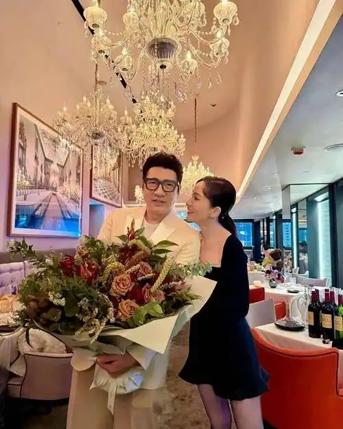tvb男星单立文庆祝65岁生日圈中好友现身送祝福妻子甜蜜献吻