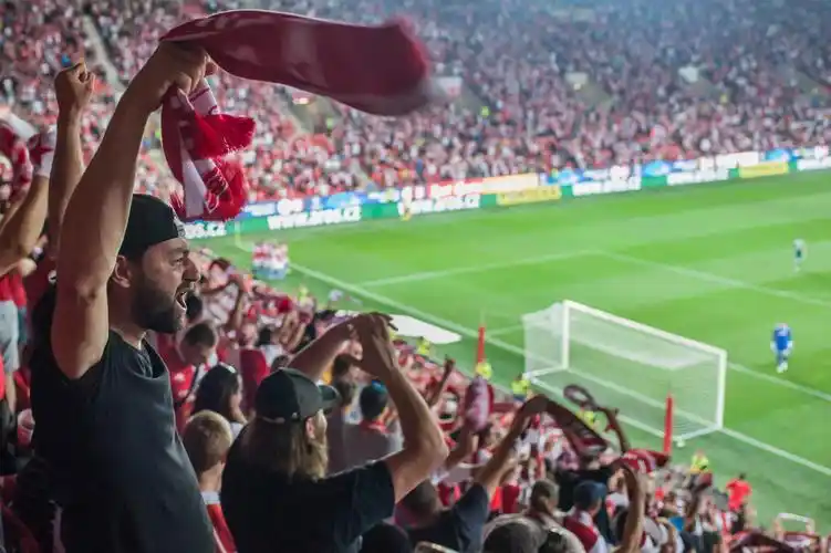 和捷克专业球迷一起感受足球赛事的魅力