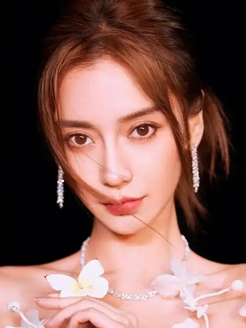 演员@angelababy佩戴tiffany victoria6415,t及true系列珠宝亮相