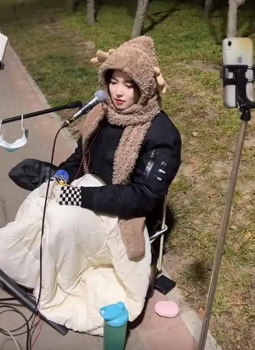 女网红大雪天户外直播一整夜在线人数不断飙升一晚涨粉20万