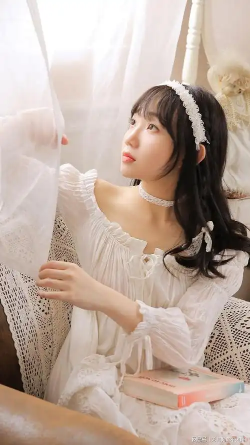 文静淑女范的美女白色露肩连衣裙唯美写真