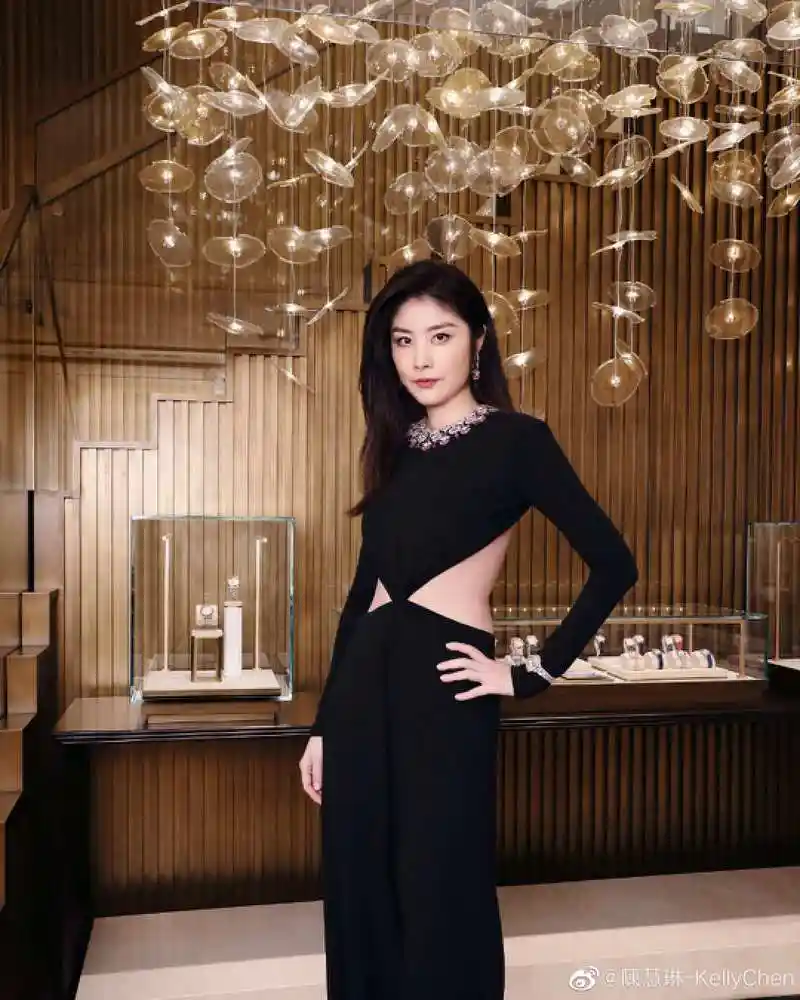 知名港星陈慧琳近况曝光!穿透视装海上开唱,50岁身材惹人羡