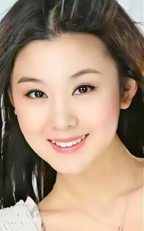 李小萌美艳动人端庄大方的写真照