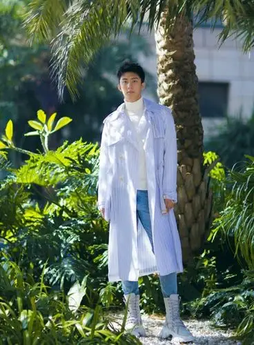 黄景瑜真是太不小心了,从哪里蹭了一裤子灰,助理也不帮他拍掉!