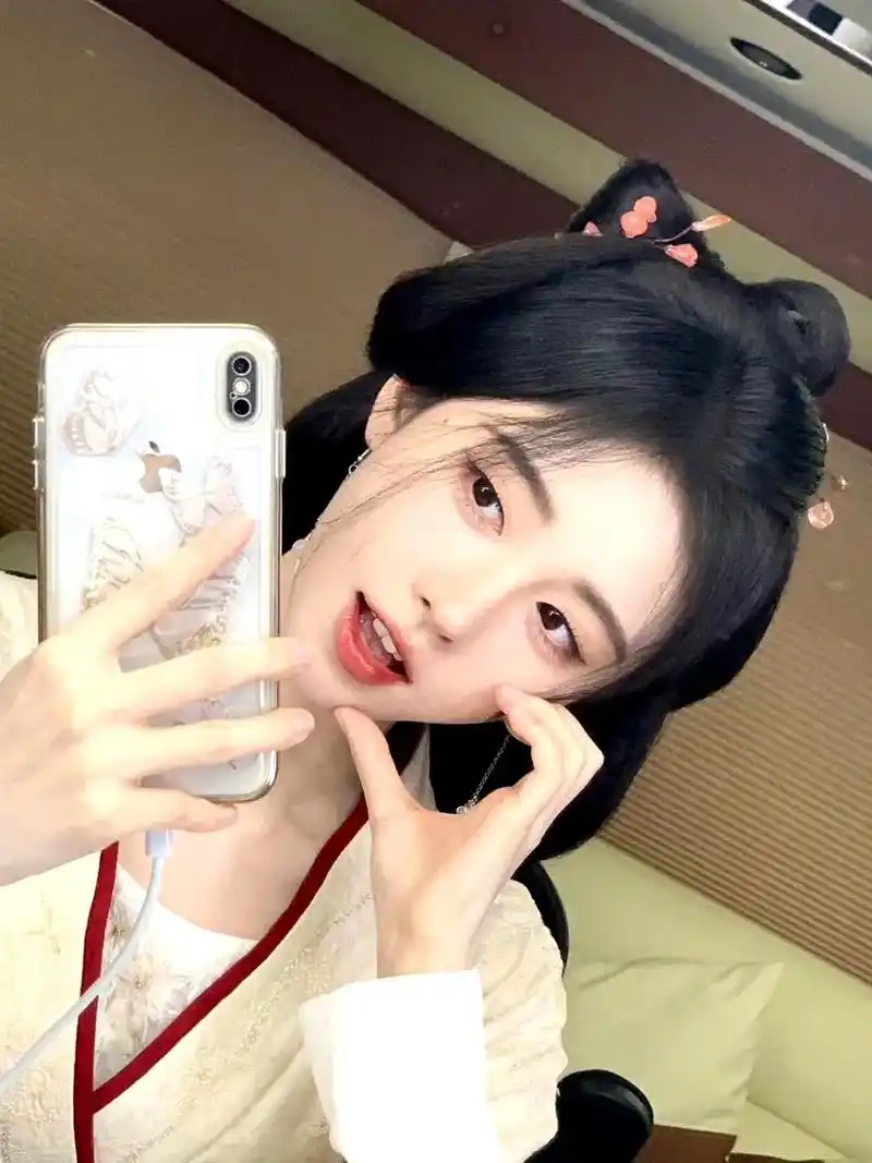 前后拍摄#鞠婧祎.前后拍摄 前面是小鞠在拍花间令的过程 后 - 抖音