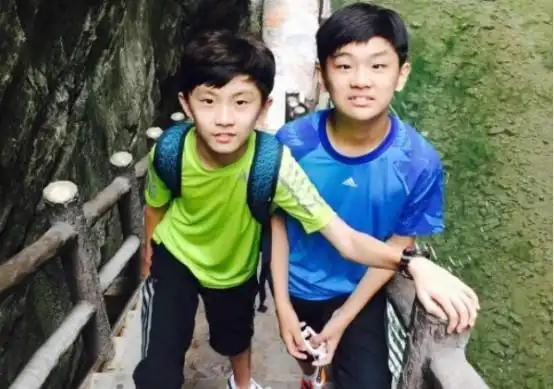 马嘉祺"双胞胎哥哥"曝光,五官和小马天差地别,但颜值不输弟弟