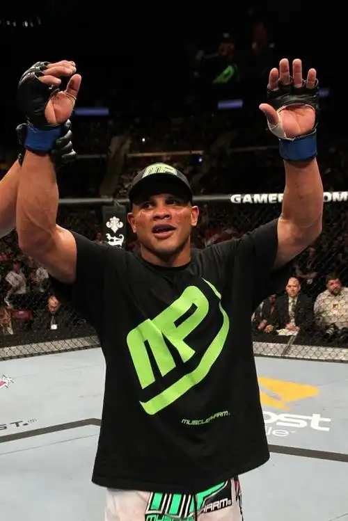 近日前ufc选手酒吧被杀生前曾参与多起斗殴事件