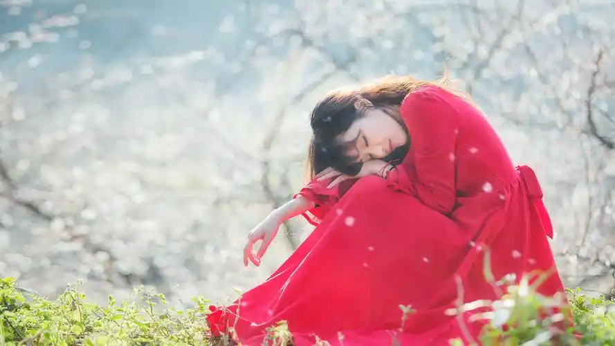 红衣美女图片高清电脑桌面壁纸