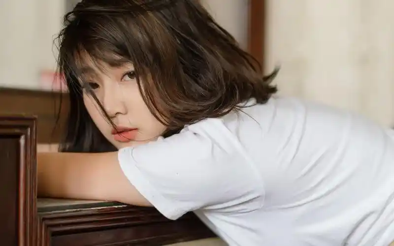 清纯短发美女居家性感写真高清桌面壁纸