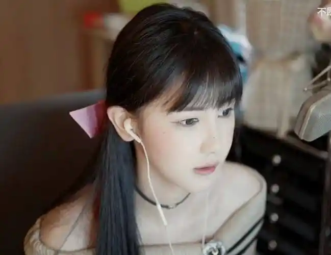 斗鱼主播怒锤女粉丝勾引大哥,称有对方床照_杜佳丽_直播_节奏