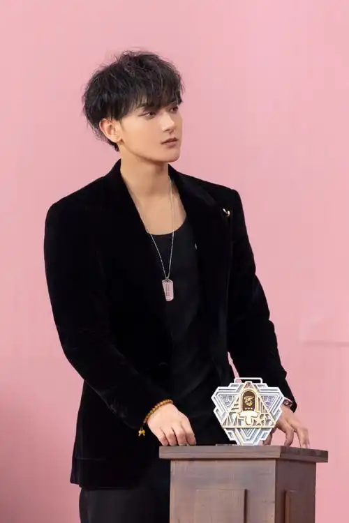 canali星闻#@ace-youngkingyoungboss黄子韬身着canali黑色丝绒西服