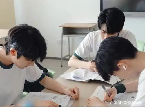 马嘉祺吃饭不忘学习,却惨遭弟弟"嘲讽",像极了背不出单词的我