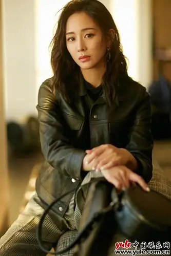 张钧甯出席品牌秋冬时装秀 可盐可甜变身帅气酷girl