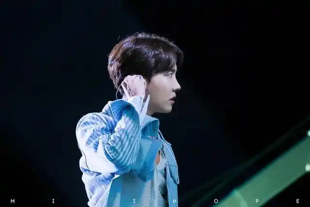 分享一组郑号锡的高清侧颜照,他真的很会拍男友照!