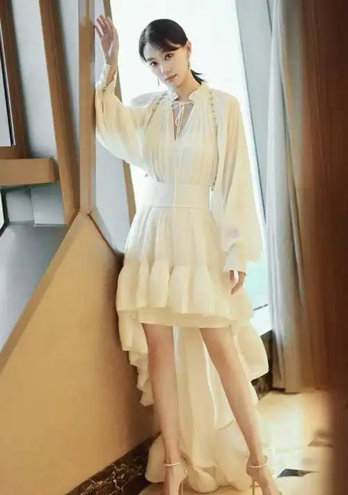 张小斐剪了短发气质越来越高级,穿卡其色风衣配打底衫,像个巨星|裙装