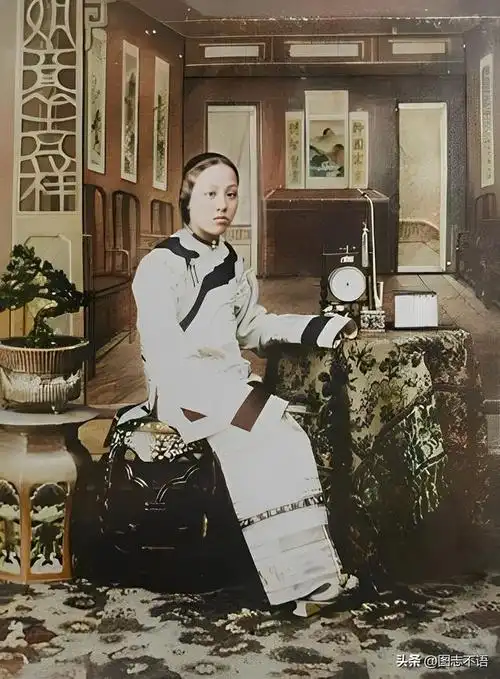 清末上色老照片老财主新纳两个美艳小妾少年犯在衙门口示众