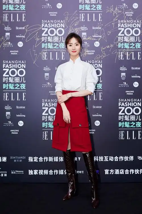 胡冰卿白衣红裙出席活动 脚踩长靴变时髦精