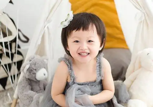 甜美阳光的小女孩今年四岁,头发乌黑柔顺,不过妈妈不打算过早给女儿留